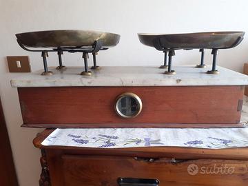 Bilancia a due piatti in ottone