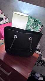 Borsa O Bag nera con manici a catena argentata