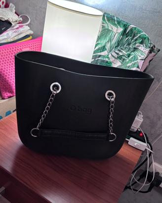Borsa O Bag nera con manici a catena argentata