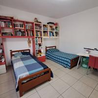 Cameretta completa con armadio, letti e scrivania