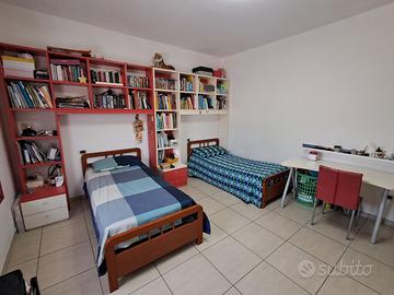 Cameretta completa con armadio, letti e scrivania