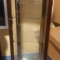 Vetrinetta in legno con ripiani in vetro