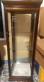 Vetrinetta in legno con ripiani in vetro