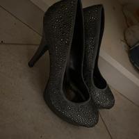 Tacchi neri eleganti con strass