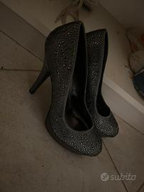 Tacchi neri eleganti con strass