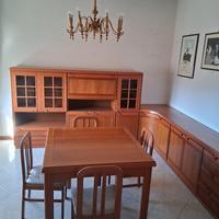 Soggiorno completo di tavolo e sedie