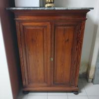 Mobile contenitore con tre ripiani. 