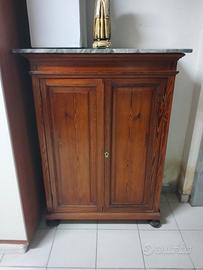 Mobile contenitore con tre ripiani. 