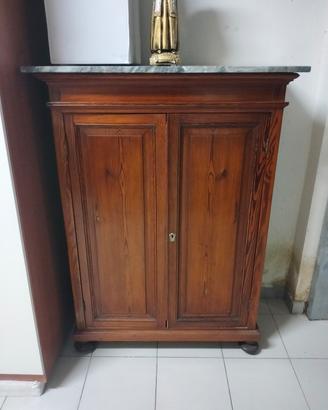 Mobile contenitore con tre ripiani. 