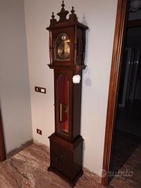 Orologio a pendolo a colonna