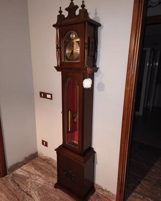 Orologio a pendolo a colonna