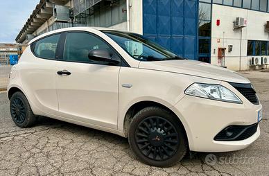 Lancia Ypsilon 1.2 GPL Black and noir