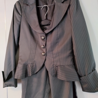 Tailleur completo di giacca e pantalone grigio