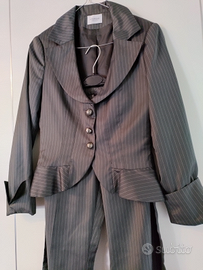 Tailleur completo di giacca e pantalone grigio