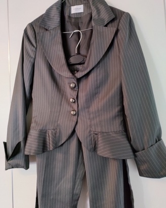 Tailleur completo di giacca e pantalone grigio