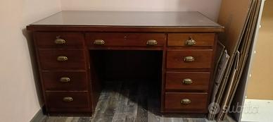 scrivania in legno con cassetti