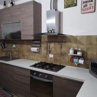 Cucina con elettrodomestici