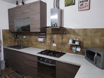 Cucina con elettrodomestici
