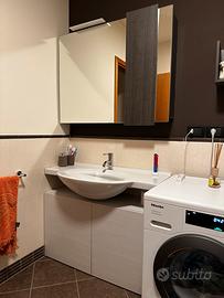 Lavandino e mobile bagno