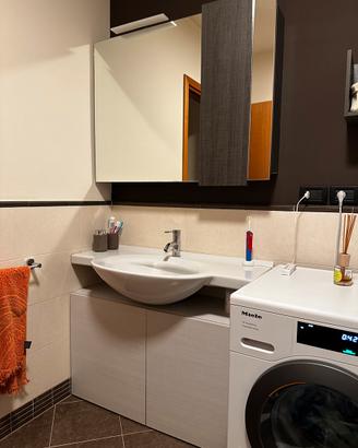 Lavandino e mobile bagno