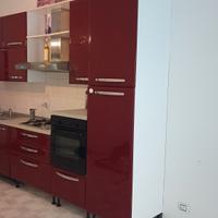 Cucina lineare di tre metri con elettrodomestici 