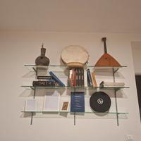 libreria con mensole in vetro