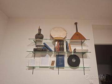 libreria con mensole in vetro