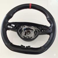 Volante Mercedes con cornici e razza inferiore AMG