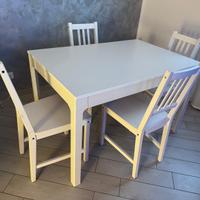 Tavolo IKEA “EKEDALEN” e sedie IKEA “STEFAN”