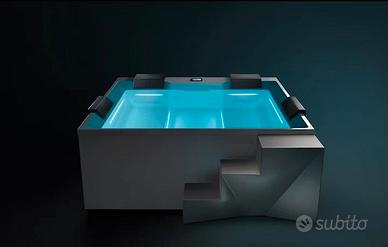 Mini-piscina idromassaggio usata rocondizionata