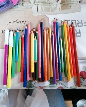 matite e pennarelli colorati 