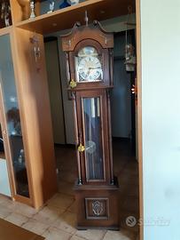 Orologio a pendolo a colonna in legno