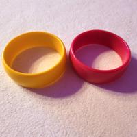 Coppia di bracciali colorati in plastica