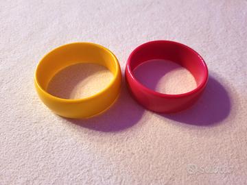 Coppia di bracciali colorati in plastica