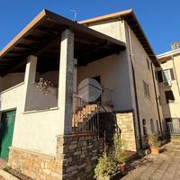 CASA SEMINDIPENDENTE A ESINE