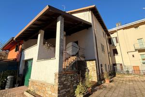 CASA SEMINDIPENDENTE A ESINE