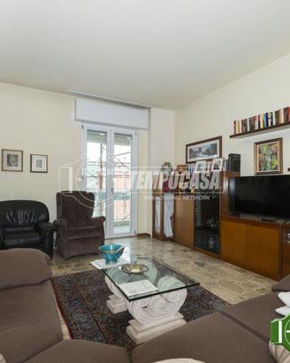 Ampio trilocale con doppi servizi e balcone - pian