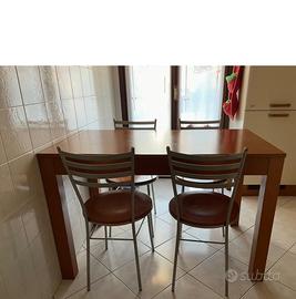 Tavolo allungabile da cucina con sedie