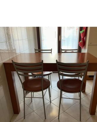 Tavolo allungabile da cucina con sedie