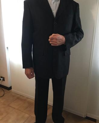 Completo uomo elegante in lino.