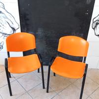 Coppia di sedie colore arancio.