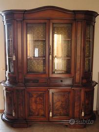 Credenza vetrina classica in legno e radica
