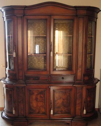 Credenza vetrina classica in legno e radica