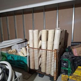 Stock di tubi e raccordi in PVC avorio