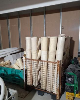 Stock di tubi e raccordi in PVC avorio