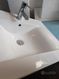 Lavabo e specchio da bagno 