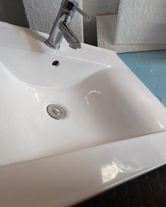 Lavabo e specchio da bagno 