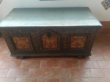 Antica cassapanca tirolese dipinta a mano 