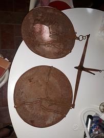 Vecchia bilancia a due piatti gancio sospensione