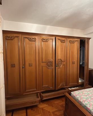 Armadio in legno massiccio